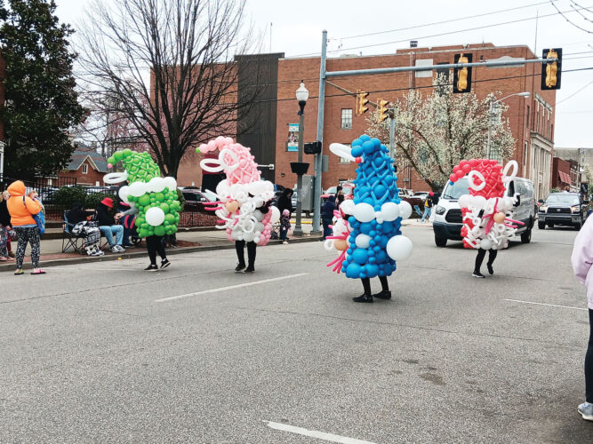 Crowds brave cold Parkersburg parade | News, Sports, Jobs - Vimarsana News