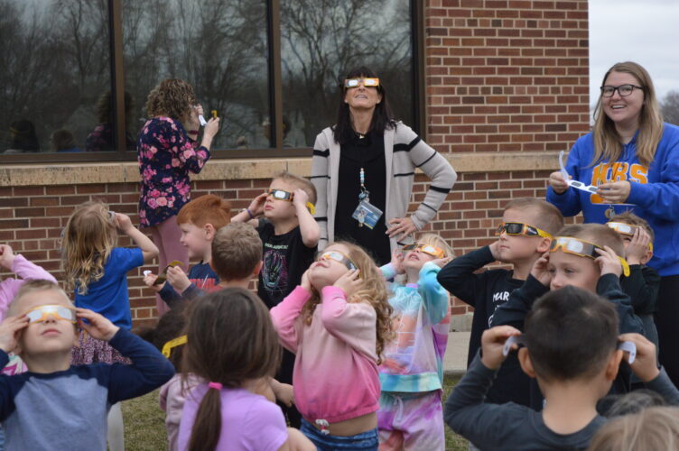 Marshall residents seek out 'exciting' eclipse views | News, Sports, Jobs - Vimarsana News