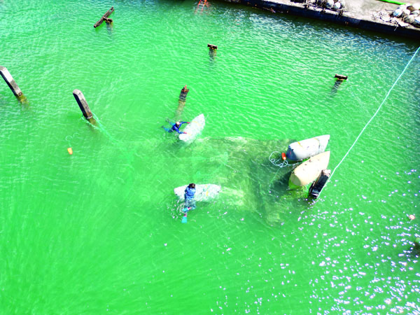 Removal of sunken boats underway in Lahaina Harbor | News, Sports, Jobs - Vimarsana News