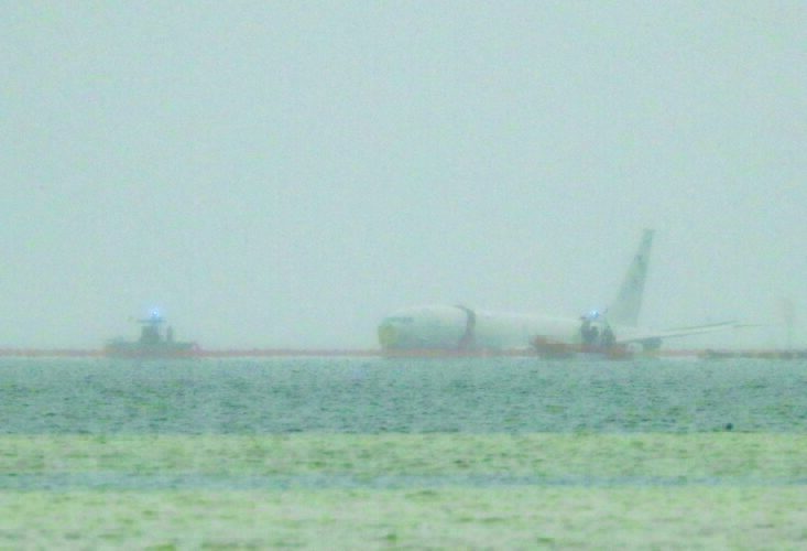 No one injured when US Navy plane landed in Kaneohe Bay, some fear environmental damage | News, Sports, Jobs - Vimarsana News