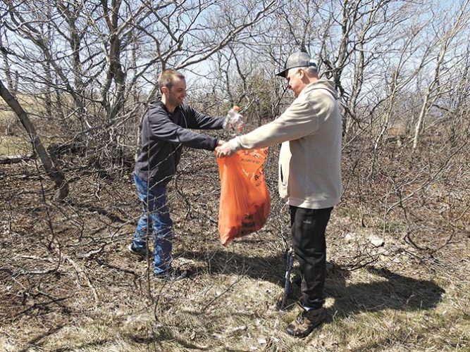 Volunteers clean up Brockway Mountain | News, Sports, Jobs - Vimarsana News