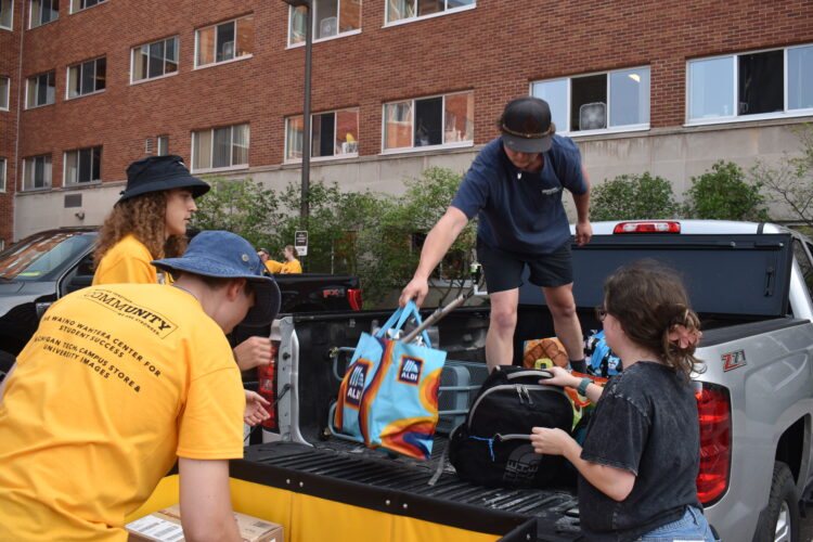 Move-in day at Michigan Tech | News, Sports, Jobs - Vimarsana News