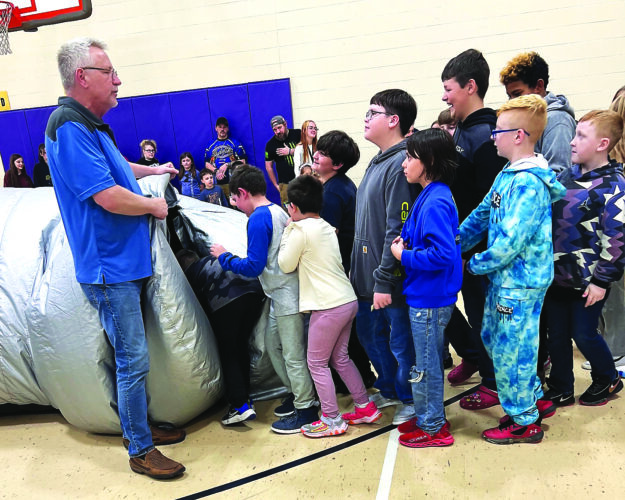 'Out-of-this-world' event held at B.L. Miller Elementary gymnasium | News, Sports, Jobs - Vimarsana News