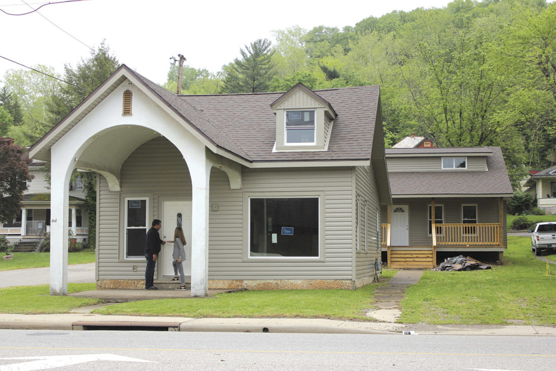 Devola couple purchases, refurbishes pair of blighted homes in Marietta