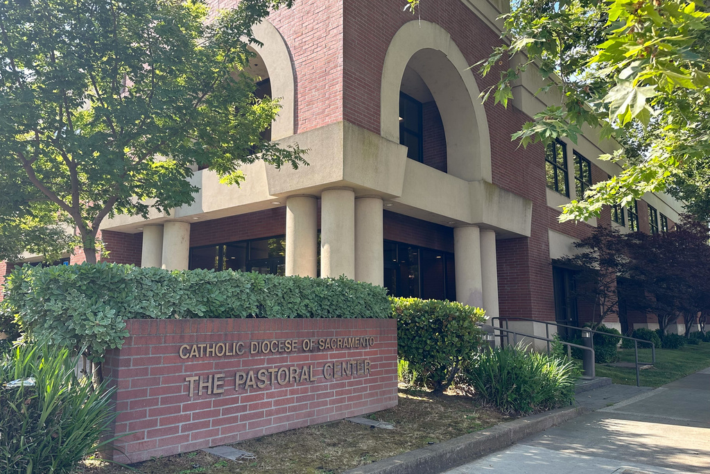 2nd flight carrying migrants lands in Sacramento; California officials say Florida arranged travel | News, Sports, Jobs - Vimarsana News