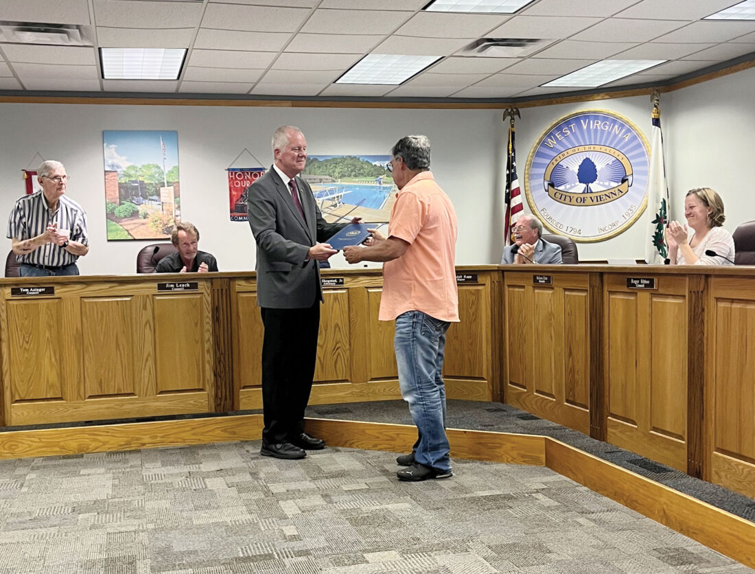 Mathers receives Distinguished Mountaineer Award at Vienna City Council meeting | News, Sports, Jobs - Vimarsana News