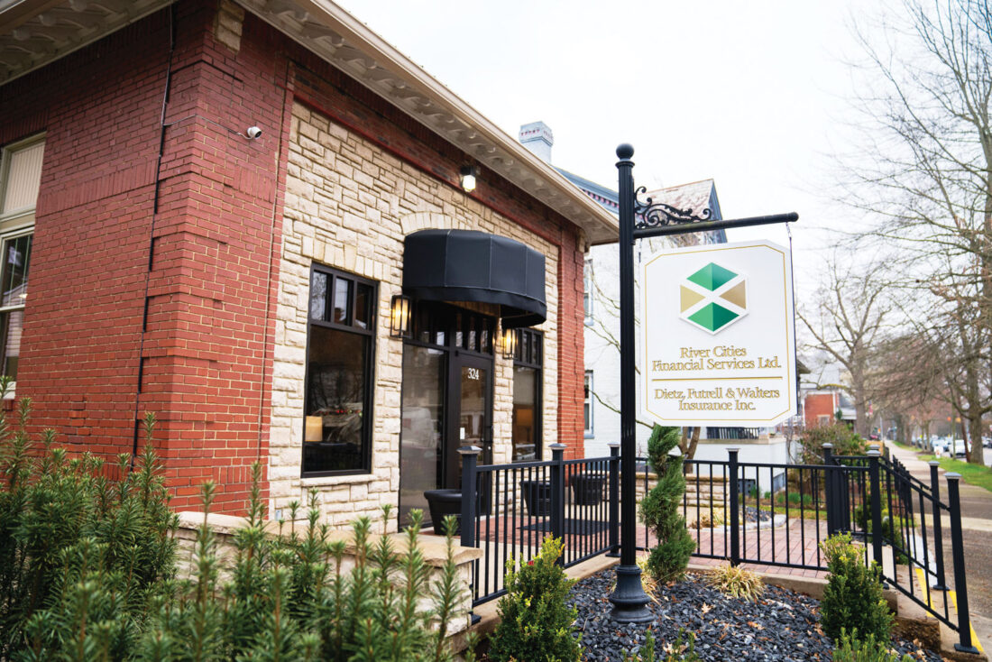 Singer helps River Cities Financial proudly hail clients at dinner | News, Sports, Jobs - Vimarsana News