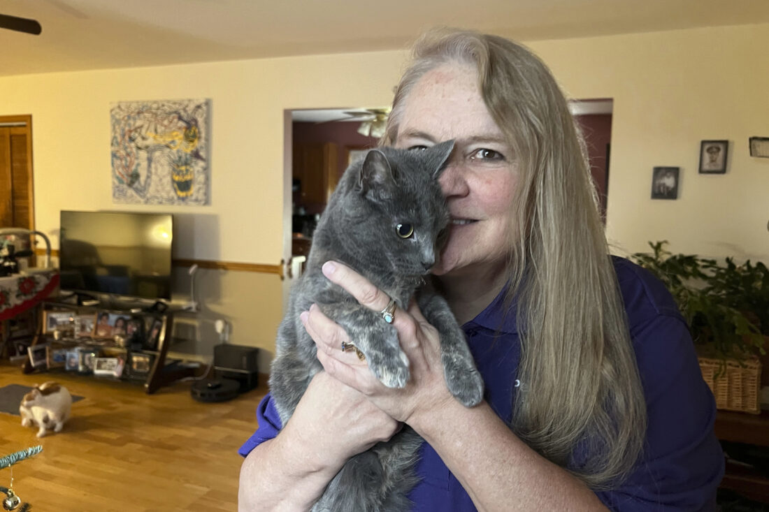 A Perrrrrfect Opportunity: Cat-owner duo in Ohio shares amputee journey while helping others through animal therapy | News, Sports, Jobs - Vimarsana News