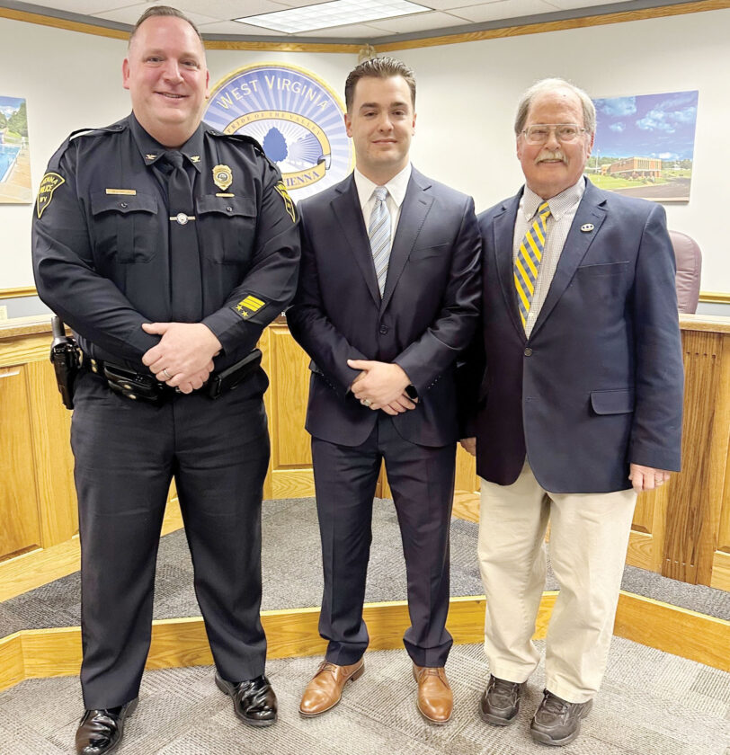 Picture This: Vienna swears in new police officer | News, Sports, Jobs - Vimarsana News