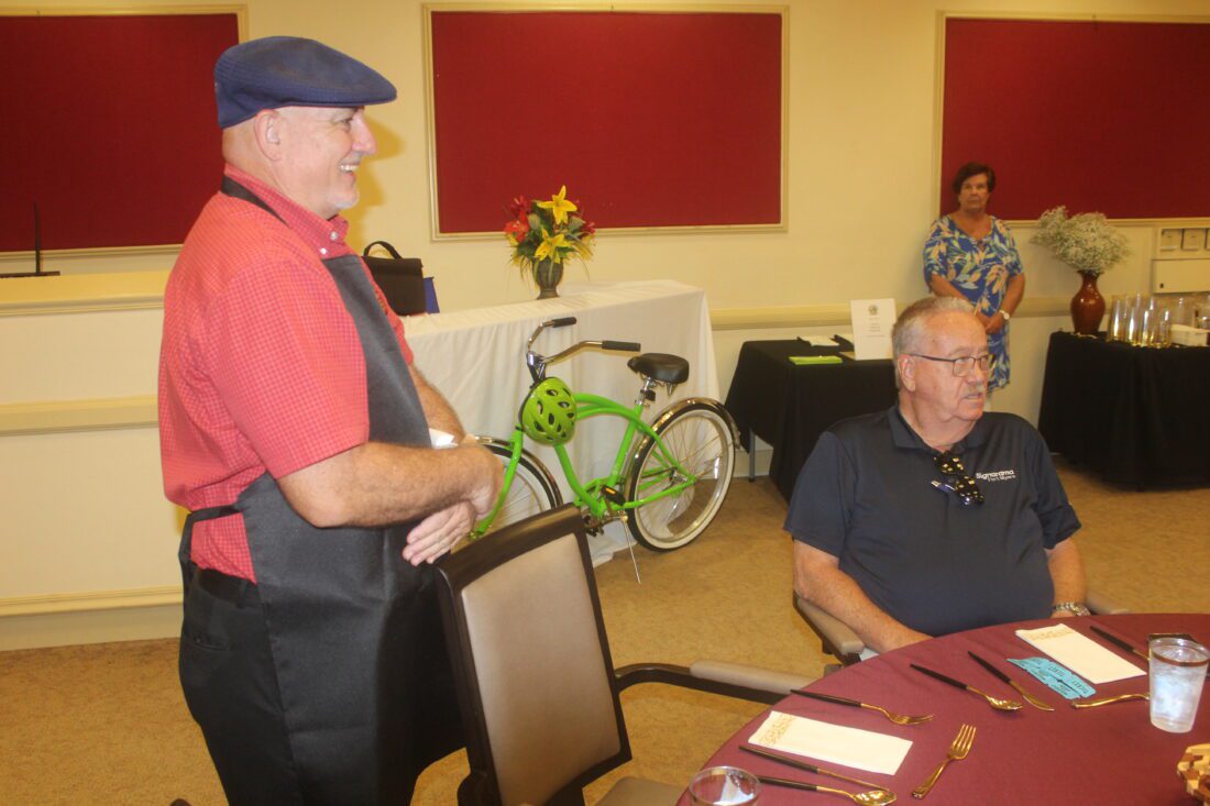 Celebrity Waiters fundraiser packs Gulf Coast Village | News, Sports, Jobs - Vimarsana News