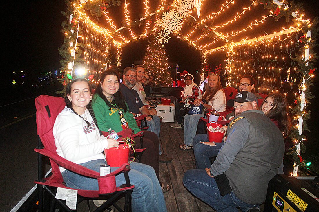 North Fort Myers holds annual light parade | News, Sports, Jobs - North Fort Myers Neighbor - Vimarsana News