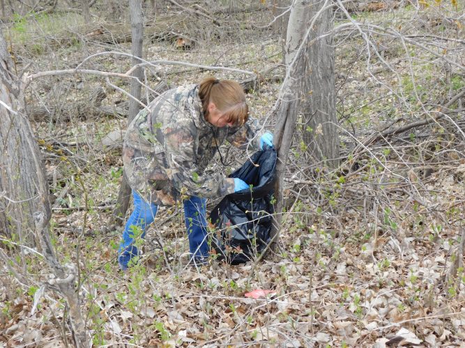 Volunteers clean up parks | News, Sports, Jobs - Vimarsana News