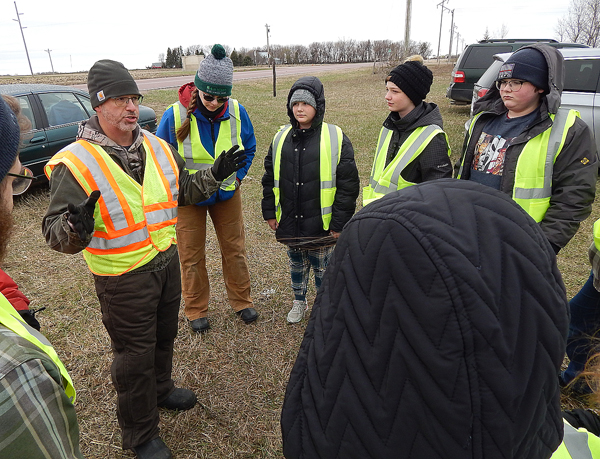 4-Hers clean up on Earth Day | News, Sports, Jobs - Vimarsana News