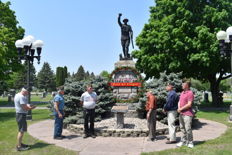 Local veterans hang Doughboy wreath | News, Sports, Jobs - Vimarsana News
