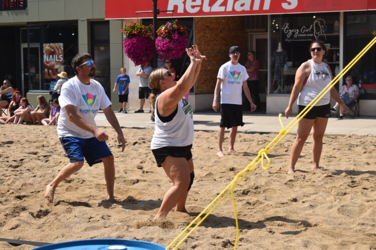 Hundreds of spectators turnout to watch 44 teams play volleyball in downtown street | News, Sports, Jobs - Vimarsana News
