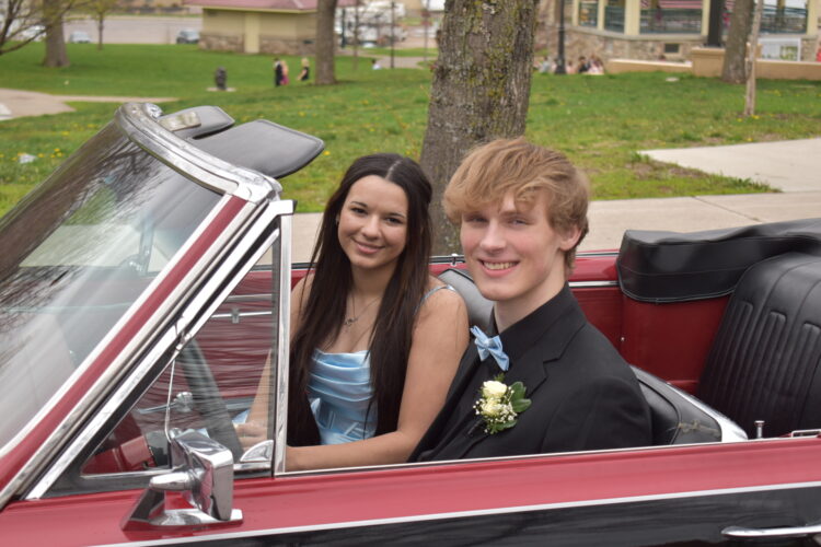 Prom 2024 'fun for a day' in New Ulm | News, Sports, Jobs - Vimarsana News
