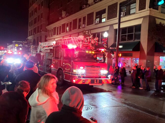 Christmas Spirit Evident In Downtown Parade | News, Sports, Jobs - Vimarsana News
