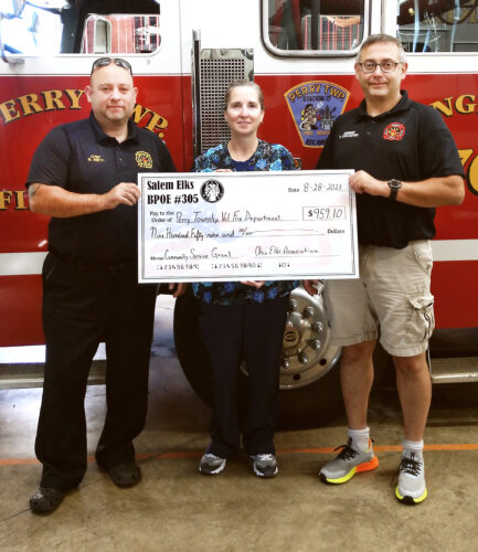 Salem Elks #305 presents check to Perry VFD | News, Sports, Jobs - Vimarsana News