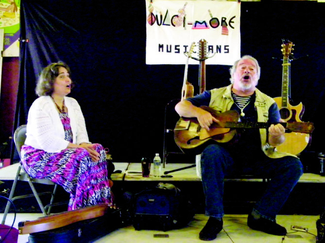 Dulci-More host Bob and Jeanne Zentz Sunday | News, Sports, Jobs - Vimarsana News