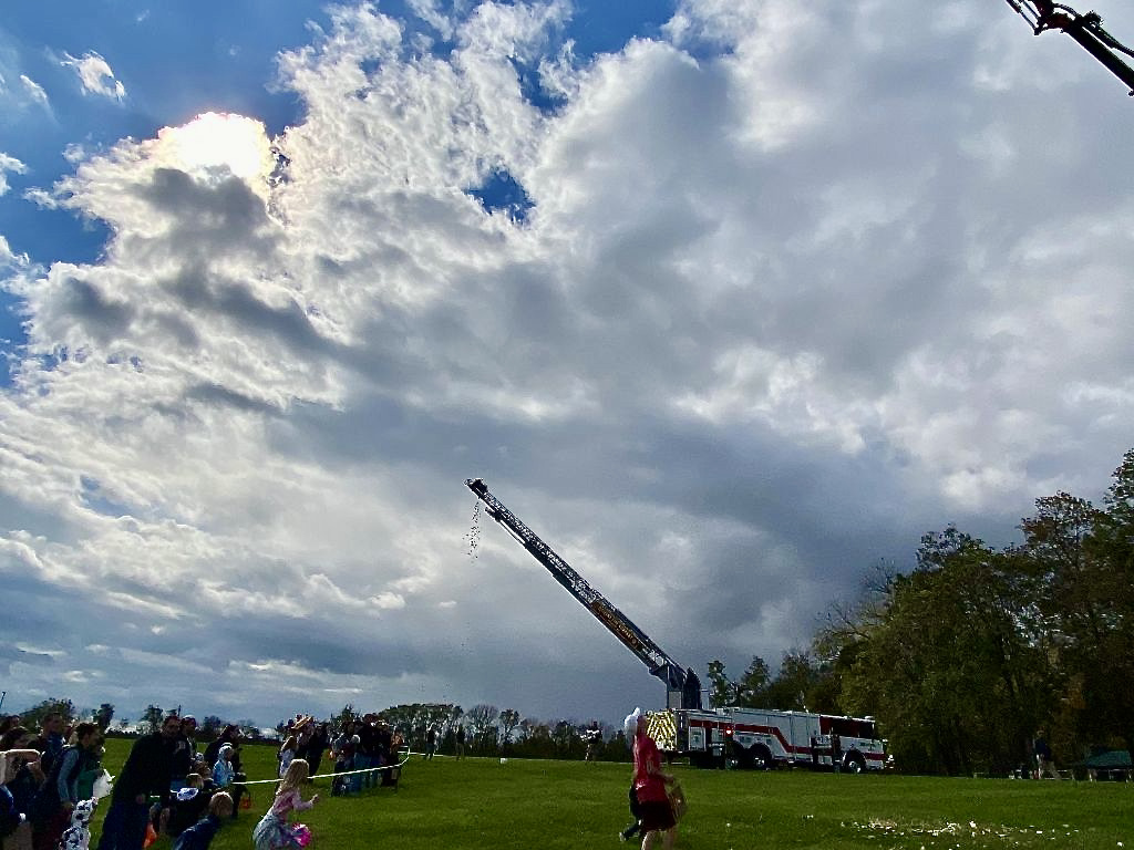Candy drop and magic show enthrall children of all ages | News, Sports, Jobs - Vimarsana News