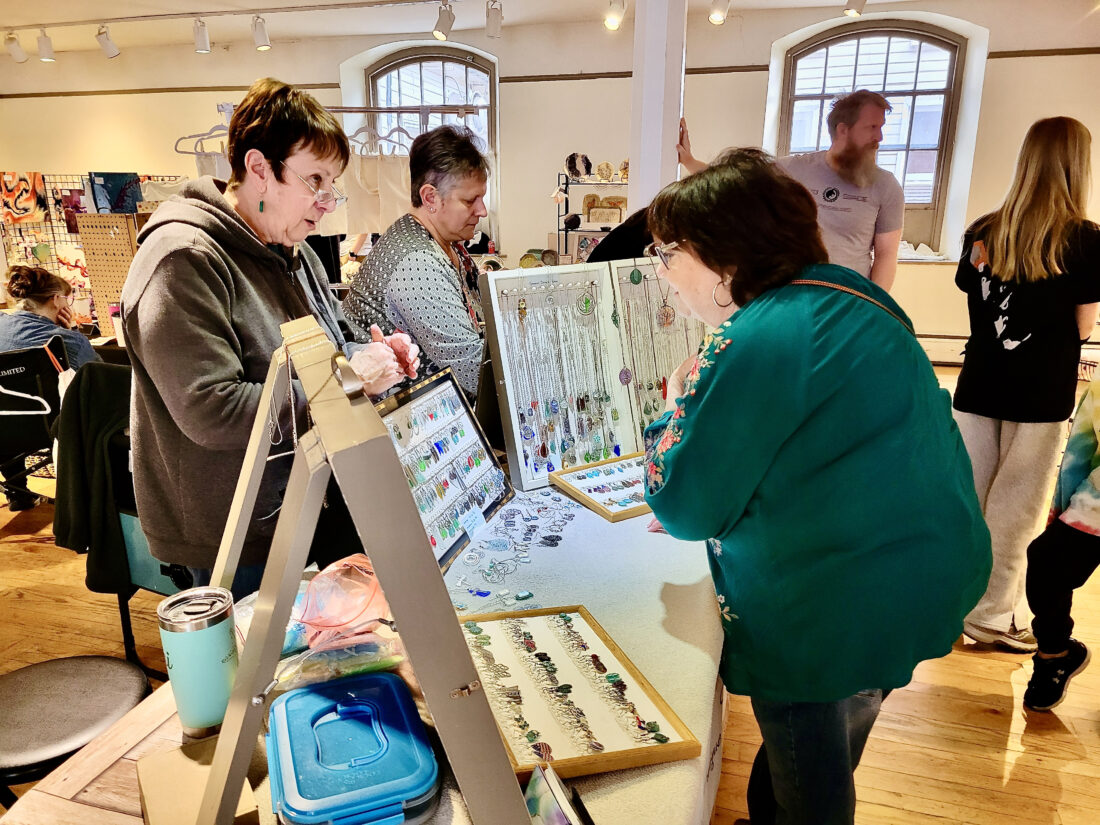 Havin' a hoppy time: Easter Bunny, spring chicken take to German Street with return of all pre-pandemic Easter events | News, Sports, Jobs - Vimarsana News