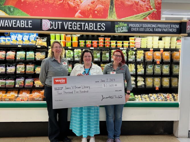Weis Markets donates $2,500 to library | News, Sports, Jobs - Williamsport Sun-Gazette - Vimarsana News