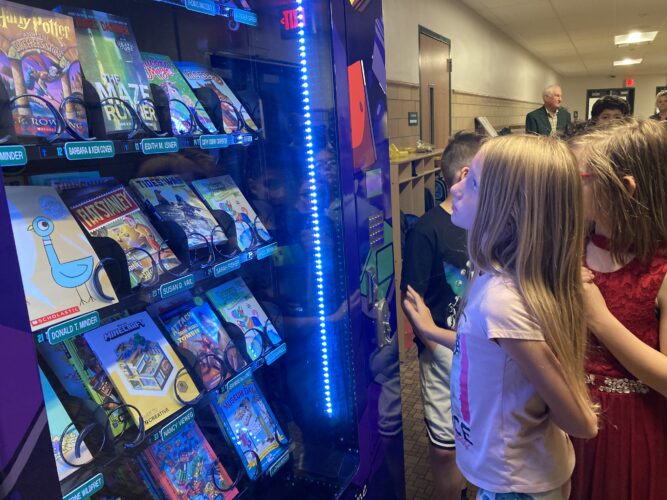 Warwood Elementary Unveils New Book Vending Machine | News, Sports, Jobs - Vimarsana News