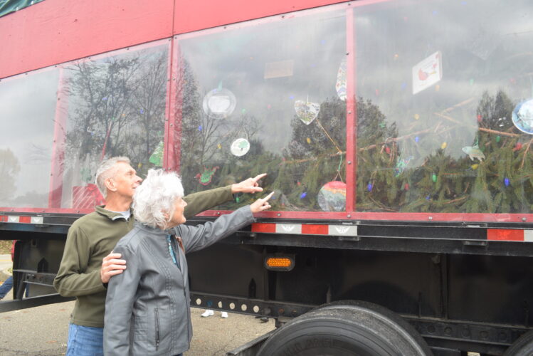 SLIDESHOW: Capitol Christmas Tree Makes Stop In Wheeling | News, Sports, Jobs - Vimarsana News