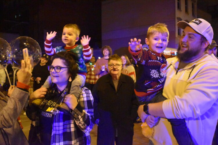 'Winter on the Plaza' Delivers Warm Dose of Holiday Spirit in Wheeling | News, Sports, Jobs - Vimarsana News