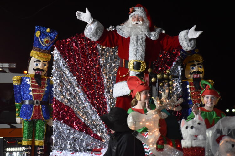 Despite Detour, Santa Finds Way To Wheeling's Fantasy in Lights Parade | News, Sports, Jobs - Vimarsana News