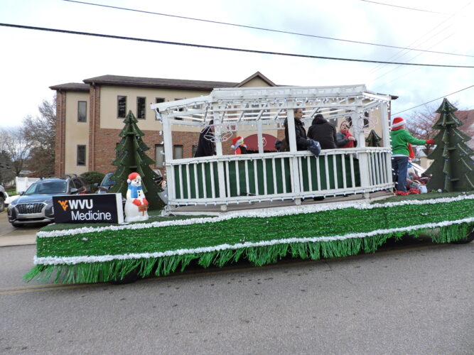 Parade-Goers Brave Weather in St. Clairsville | News, Sports, Jobs - Vimarsana News