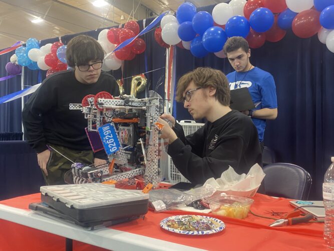 High School Teams Take Center Stage at 'Gateway to the West' Robotics Tournament | News, Sports, Jobs - Vimarsana News