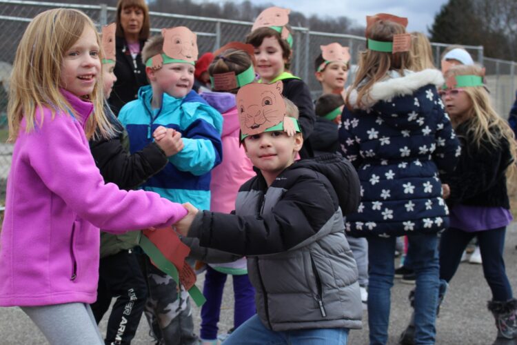'Wildcat Willy' Predicts Early Spring in Store at Washington Lands Elementary | News, Sports, Jobs - Vimarsana News