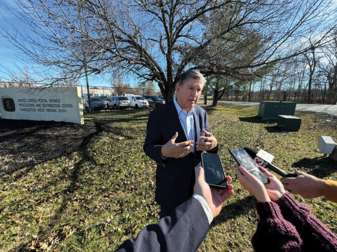 Manchin visits Charleston U.S. Postal Service facility | News, Sports, Jobs - Vimarsana News