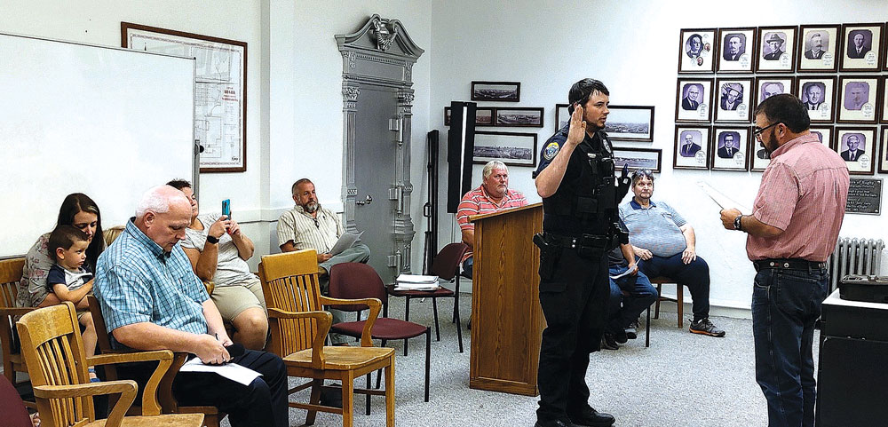 New representative, police chief sworn in at council meeting | News, Sports, Jobs - Vimarsana News