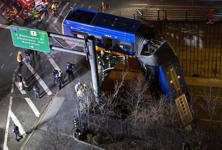 Fri. 8:54 a.m.: Bus dramatically plunges off bridge; driver, passengers hurt | News, Sports, Jobs - Vimarsana News