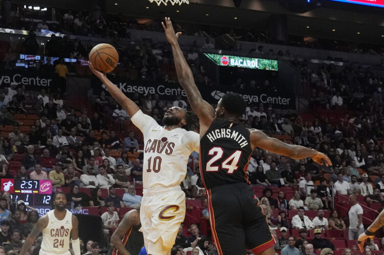 Heat blow out Cavs, 121-84