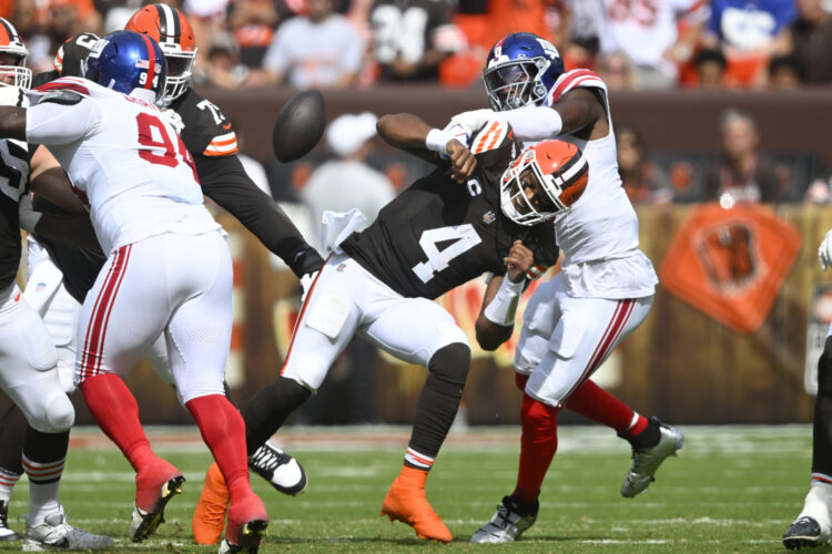 Giants edge banged-up Browns 21-15