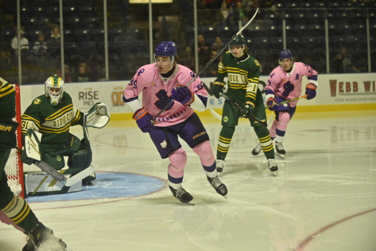 Phantoms’ explosive start fuels 6-1 victory Phantoms’ explosive start fuels 6-1 victory