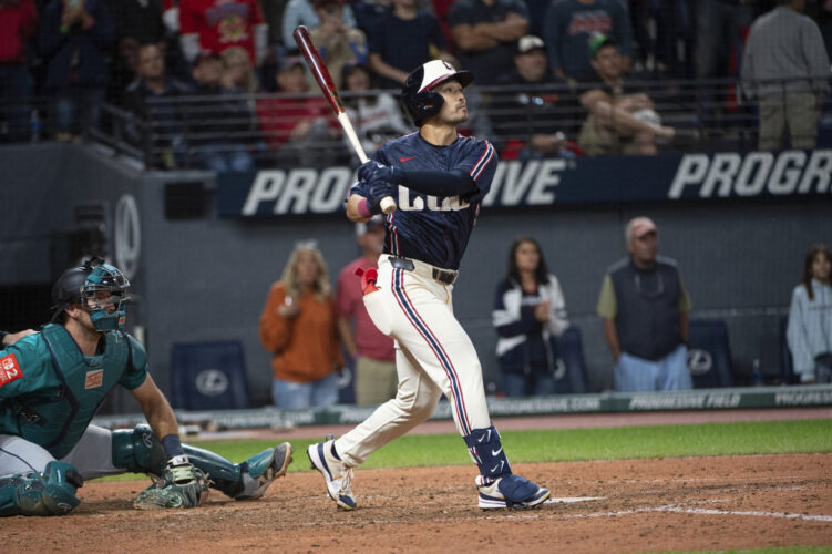 Kwan hits sac fly to lift the Guards past Mariners