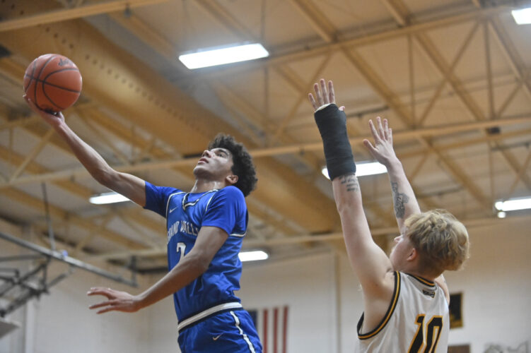 Mustangs top Bristol with late scoring