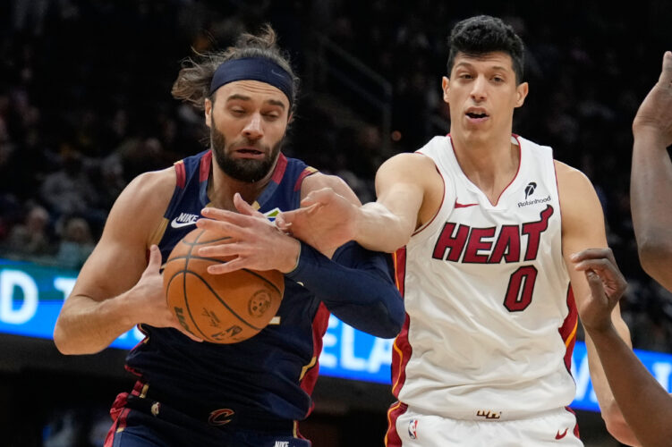 Hot Strus leads Cavs past Heat Hot Strus leads Cavs past Heat