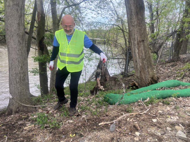 Volunteers show up for Earth Day cleanup