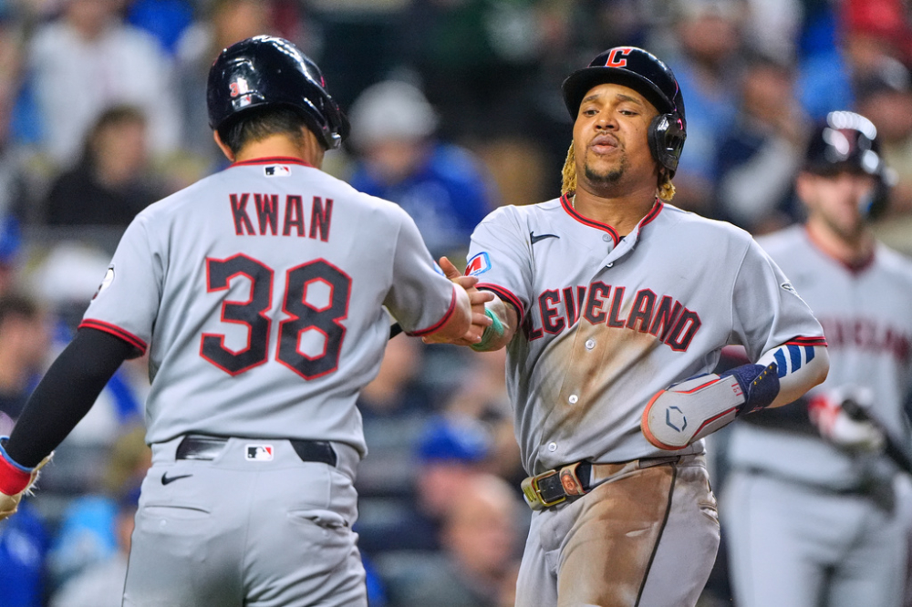 Guardians maintain 1-game AL Central lead, beat Royals Guardians maintain 1-game AL Central lead, beat Royals