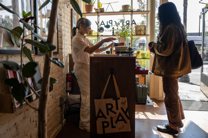 Kelly Clarkson and a Brooklyn store clashed on social media. Behind it, power dynamics loomed Kelly Clarkson and a Brooklyn store clashed on social media. Behind it, power dynamics loomed