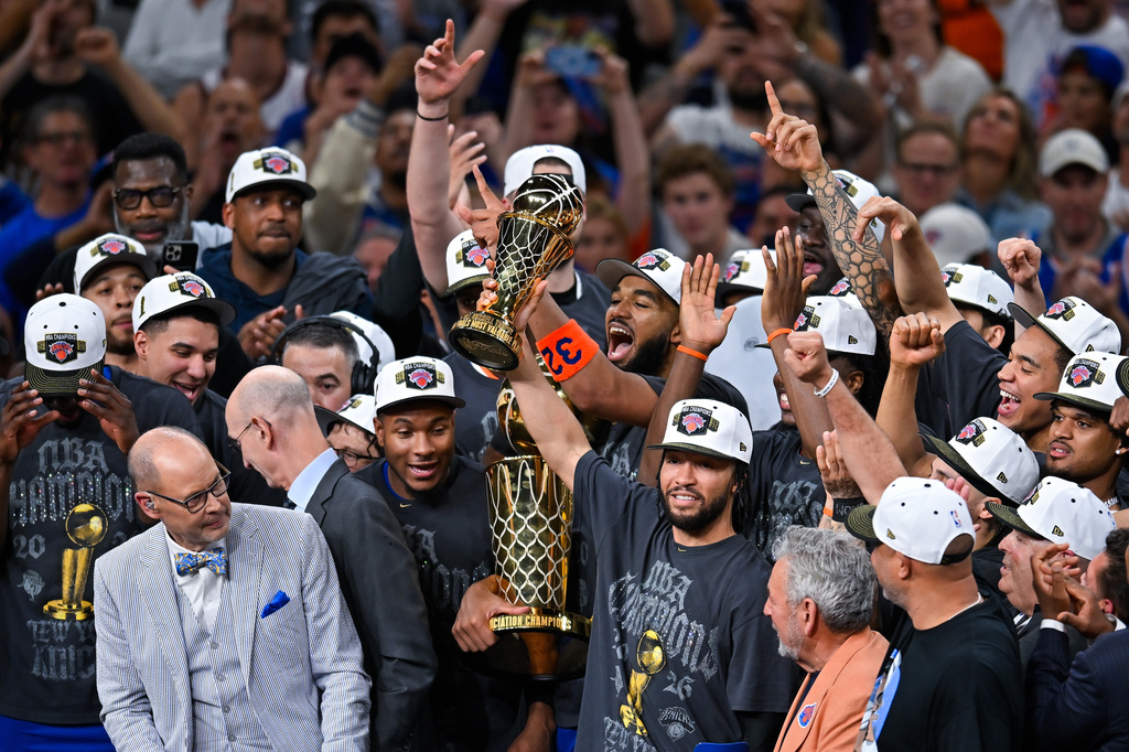NBA tips off with many contenders
