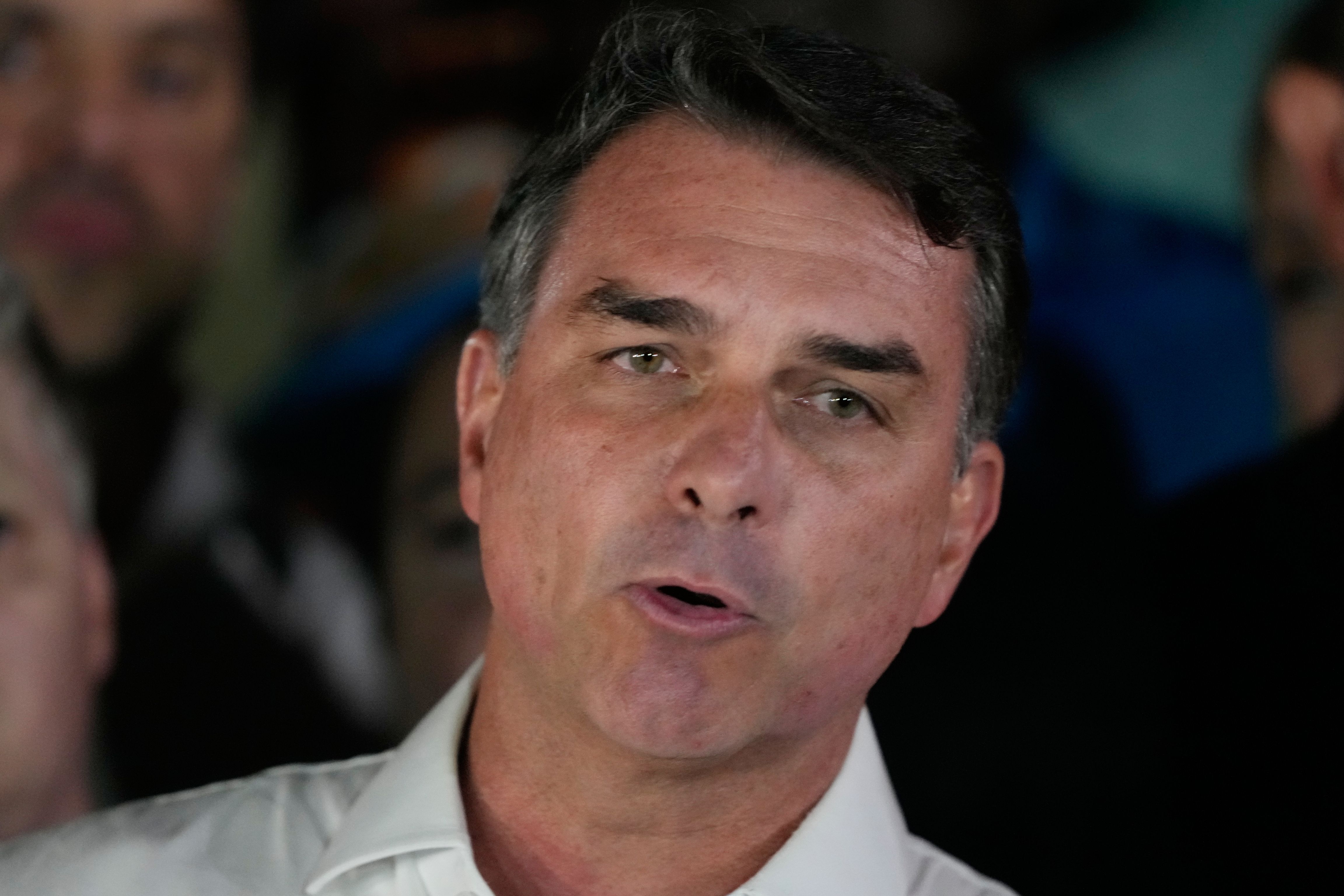 Flávio Bolsonaro flees Brazil through Argentina and is expected to land in Miami Flávio Bolsonaro flees Brazil through Argentina and is expected to land in Miami
