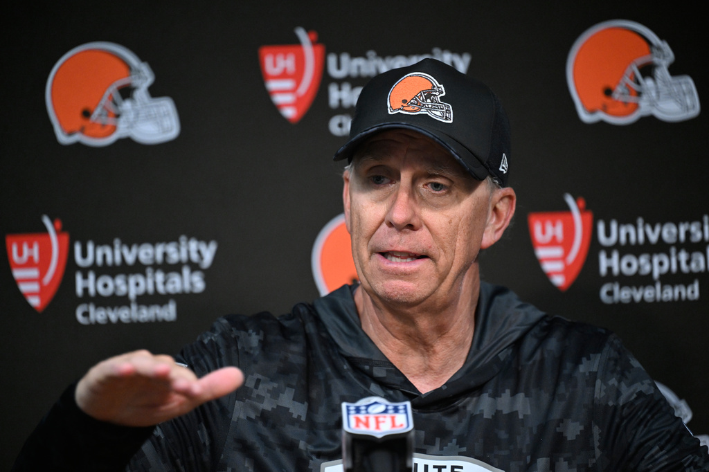 Browns chase AFC North lead in Pittsburgh