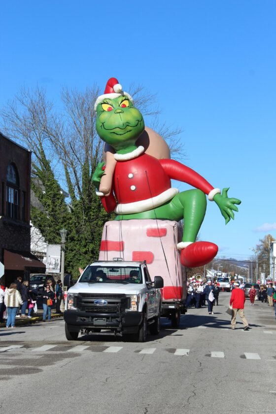 New Martinsville Welcomes Santa | News, Sports, Jobs - Vimarsana News