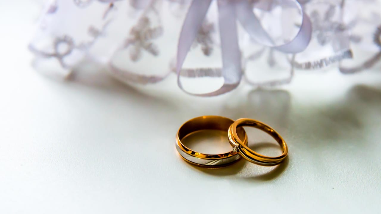 Hand des Verlobungsrings